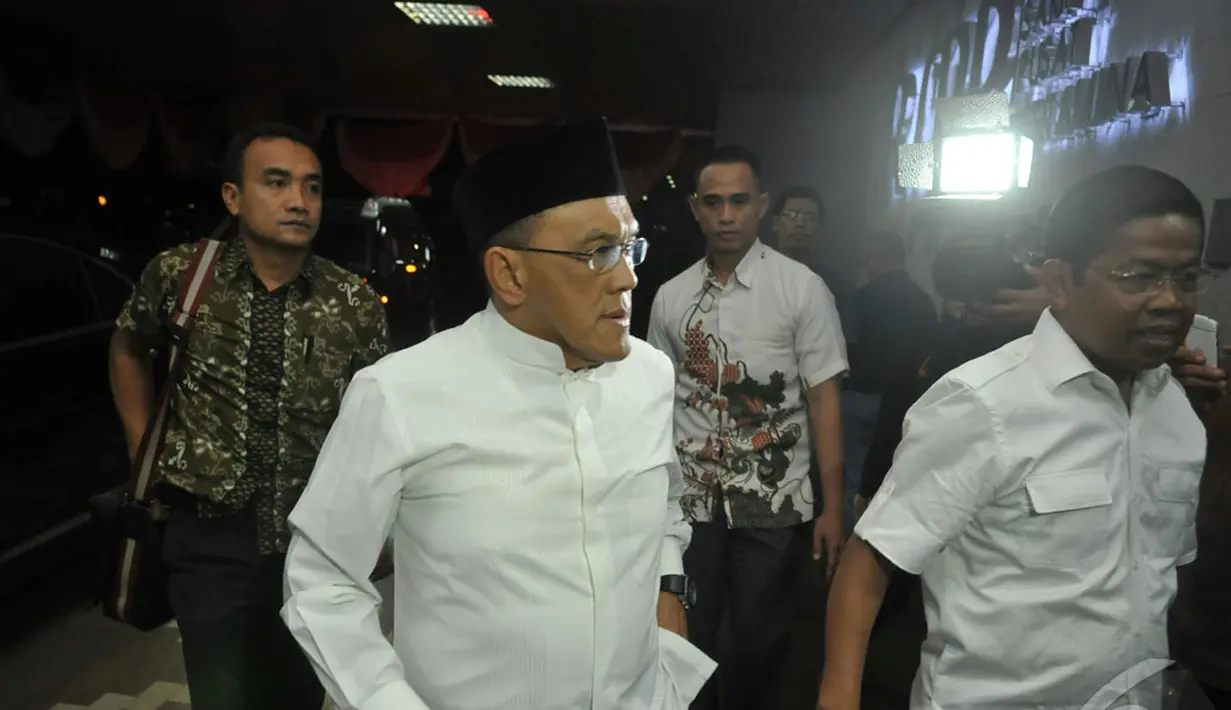 Ketua Umum Partai Golkar Aburizal Bakrie seperti tidak percaya bahwa Ketum Gerindra Suhardi meninggal dunia, Jakarta, Kamis (28/8/2014) (Liputan6.com/Johan Tallo