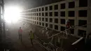 Pekerja berjalan dalam lokasi proyek pembangunan kompleks pemakaman bawah tanah di Yerusalem, Minggu (18/8/2019). Pemakaman bawah tanah tersebut mampu menampung 23.000 makam manusia. (AP Photo/Oded Balilty)