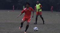 Pemain baru Persija, Ade Suhendra mengontrol bola saat latihan perdana jelang Piala Jenderal Sudirman di Lapangan National Youth Training Center, Sawangan, Depok, Jumat (30/10/2015). (Bola.com/Vitalis Yogi Trisna)