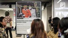Sejumlah pengunjung melihat pameran Anugerah Pewarta Foto Indonesia (APFI) 2023 di Alun-Alun Surabaya, Jawa Timur, Jumat (12/5/2023). Ajang APFI 2023 yang digelar organisasi Pewarta Foto Indonesia (PFI) tersebut diikuti sebanyak 300 pewarta foto dengan total karya sebanyak lebih dari 2512 foto. (Liputan6.com/Faizal Fanani)