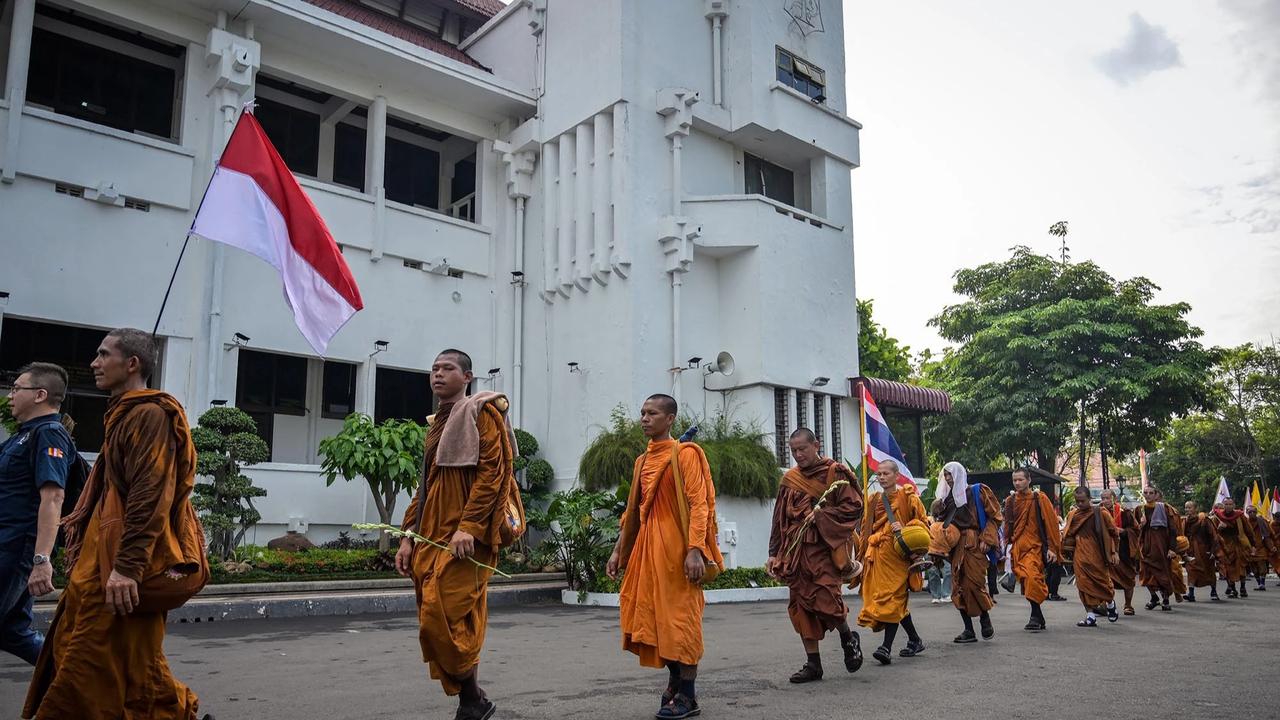 FOTO: Biksu Empat Negara Jalan Kaki Menuju Borobudur Suarakan Perdamaian