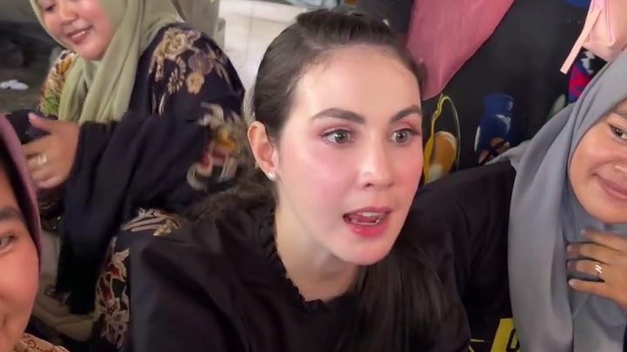 7 Potret Arumi Bachsin Ikutan Antri Rujak Buah Viral di Pasar, Ikut Jongkok Bareng Ibu-Ibu