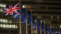 Bendera Inggris dijajarkan dengan bendera Uni Eropa. (Foto: AFP / François Walshaerts)