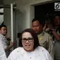 Pelawak Tri Retno Prayudati atau Nunung Srimulat dan suaminya July Jan Sambiran tiba untuk menjalani sidang perdana di Pengadilan Negeri Jakarta Selatan, Rabu (2/10/2019). Nunung dan July Jan Sambiran akan mendengar pembacaan dakwaan oleh Jaksa Penuntut Umum. (Liputan6.com/Herman Zakharia)