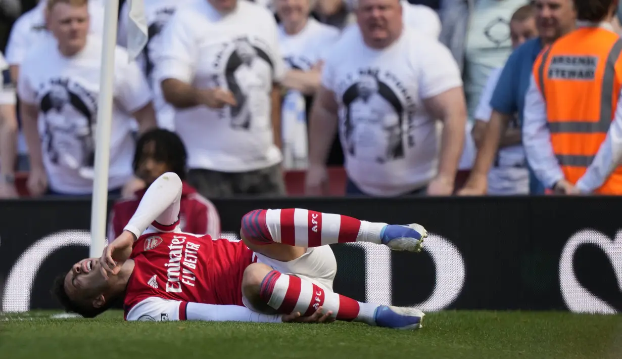 <p>Pelanggaran kerasnya berupa tekel dua kaki terhadap Gabriel Martinelli di sudut pertahanan sendiri membuat wasit tak ragu mengganjarnya dengan kartu merah langsung usai melihat rekaman VAR. (AP/Frank Augstein)</p>