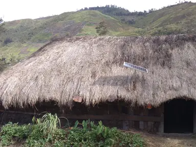 Lampu Tenaga Surya Hemat Energi (LTSHE) terpasang di rumah penduduk di desa terpencil Papua. Pada 2017 Kementrian ESDM telah membagikan paket LTSHE untuk 79.564 rumah di 1.027 desa. (Liputan6.com/HO/Hadi M Djuraid)