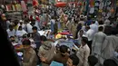 Orang-orang mengabaikan jarak sosial dan banyak yang tidak memakai masker wajah saat berbelanja untuk liburan Idul Fitri mendatang yang menandai akhir bulan suci puasa Ramadhan setelah pemerintah mengumumkan pembatasan baru, di Rawalpindi, Pakistan, Rabu (5/5/2021). (AP Photo/Anjum Naveed)