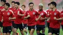 Bek Jepang, Yuto Nagatomo (tengah) bersama rekan setimnya melakukan pemanasan selama sesi latihan di Stadion King Abdullah Sport City di Jeddah (6/10/2021). Jepang akan bertanding melawan Arab Saudi pada grup B Kualifikasi Dunia Qatar 2022. (AFP Photo)