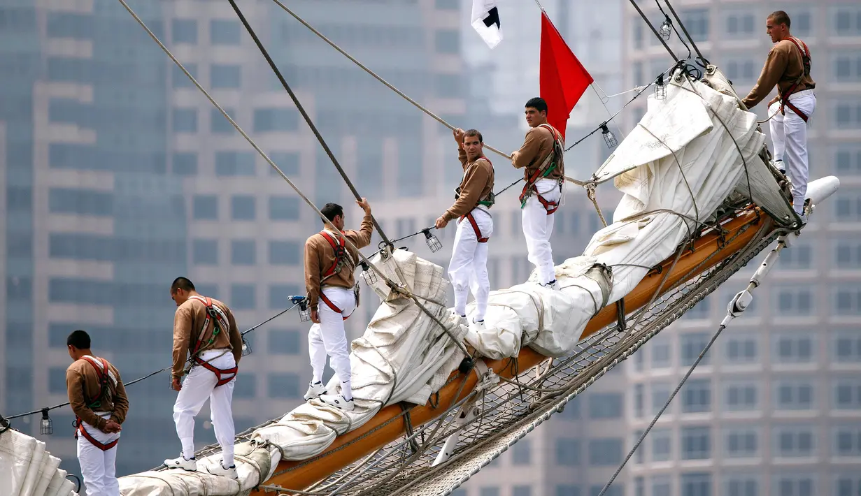Pelaut dari Angkatan Laut Chili menancapkan bowsprit saat mengikuti Parade Sail di Boston, AS (17/6). Untuk pertamanya kalinya selama 17 tahun kapal-kapal layar tersebut berkumpul di pelabuhan Boston. (AP Photo / Michael Dwyer)