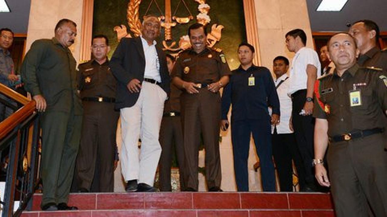 Paloh diminta lobi kasus Gatot, Jaksa Agung bilang 'usut tuntas