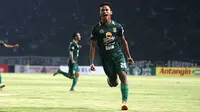 Osvaldo Haay mencetak hattrick saat Persebaya mengalahkan Madura United 4-0, Kamis (25/10/2018) di Stadion Gelora Bung Tomo, Surabaya. (Bola.com/Aditya Wany)