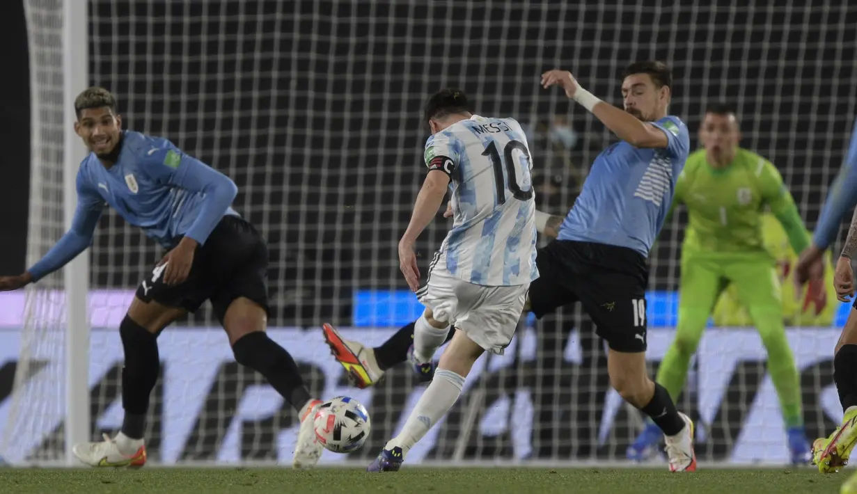 Kapten Timnas Argentina, Lionel Messi, menyumbangkan satu gol saat timnya menang 3-0 atas Uruguay pada laga lanjutan kualifikasi Piala Dunia 2022 zona CONMEBOL di Estadio Monumental Antonio Vespucio Liberti, Senin (11/10/2021). (AFP/Juan Mabromata)