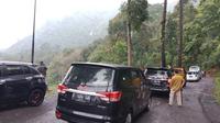 Antrian kendaraan di kawasan Gunung Gelap kecaatan Cisompet, Garut, Jawa Barat setelah material menutup akses jalur ke wilayah Garut Selatan tersebut. (Liputan6.com/Jayadi Supriadin)