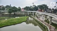 Pekerja saat merapikan taman di Danau Archipelago Taman Mini Indonesia Indah (TMII), Jakarta Timur, Senin (7/11/2022). Direktur Eksekutif TMII, Emilia Nur Utari mengungkapkan progres revitalisasi untuk keseluruhan kompleks TMII sudah hampir rampung, saat ini pekerja fokus pada tahap finishing. (merdeka.com/Iqbal S Nugroho)