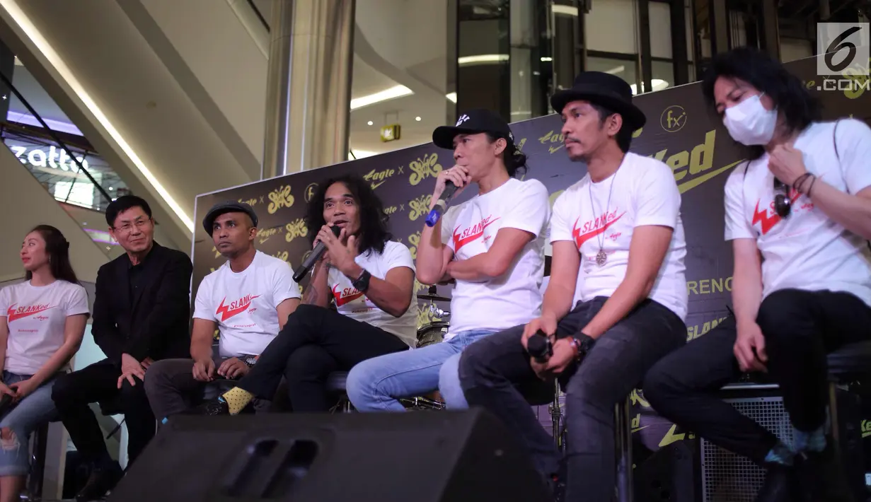 Vokalis Slank Kaka memberi keterangan saat peluncuran sepatu limited edition kolaborasi antara Slank dan Eagle dikawasan Jakarta, Rabu (23/5). (Liputan6.com/Faizal Fanani)