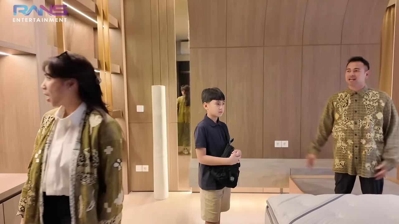 Diberi 3 Ruangan, Potret 2 Kamar & Ruang Bermain Rafathar di Rumah Baru - Kamar Mandi Dilengkapi Bathtub