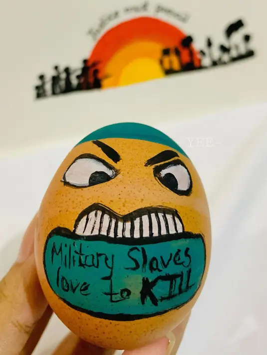 Telur yang dihiasi dengan desain untuk mendukung pengunjuk rasa yang berdemonstrasi menentang kudeta militer di Myanmar, bertepatan dengan Minggu Paskah pada 4 April 2021. Demonstran di Myanmar ramai-ramai membuat telur Paskah bergambar simbol perlawanan. (Handout/FACEBOOK/AFP)