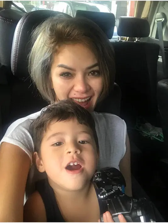 "smp akhir nya dia mulai berselingkuh dan memukuli saya, bahkan di dpn anak saya yg ke 1 dan adik kandung saya yg no4.sampai anak saya yg ke 1 takut sekali ktmu sama laki2 itu," tulis Nikita Mirzani. (Instagram/nikitamirzanimawardi_17)