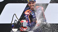 Pembalap KTM Tech 3, Miguel Oliveira, menjuarai balapan MotoGP Styria di Sirkuit Red Bull Ring, Minggu (23/8/2020). (AFP/Joe Klamar)