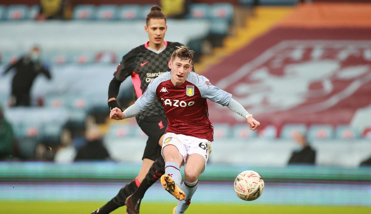 Striker Aston Villa, Louie Barry (kanan) melepaskan tendangan yang berbuah gol penyeimbang 1-1 ke gawang Liverpool dalam laga babak ke-3 Piala FA 2020/21 di Villa Park, Birmingham, Jumat (8/1/2021). Aston Villa kalah 1-4 dari Liverpool. (AFP/Hannah McKay/Pool)