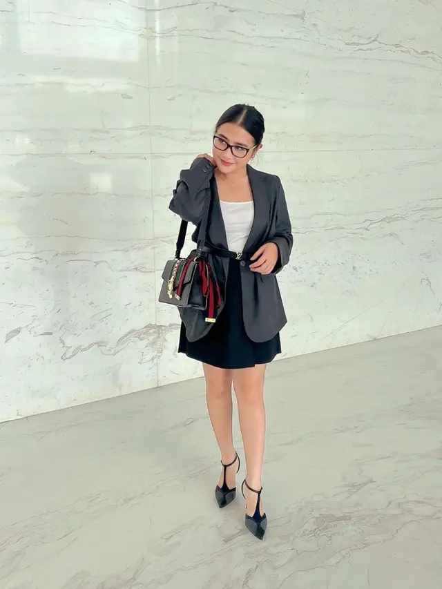 Artis tampil anggun dengan blazer hitam