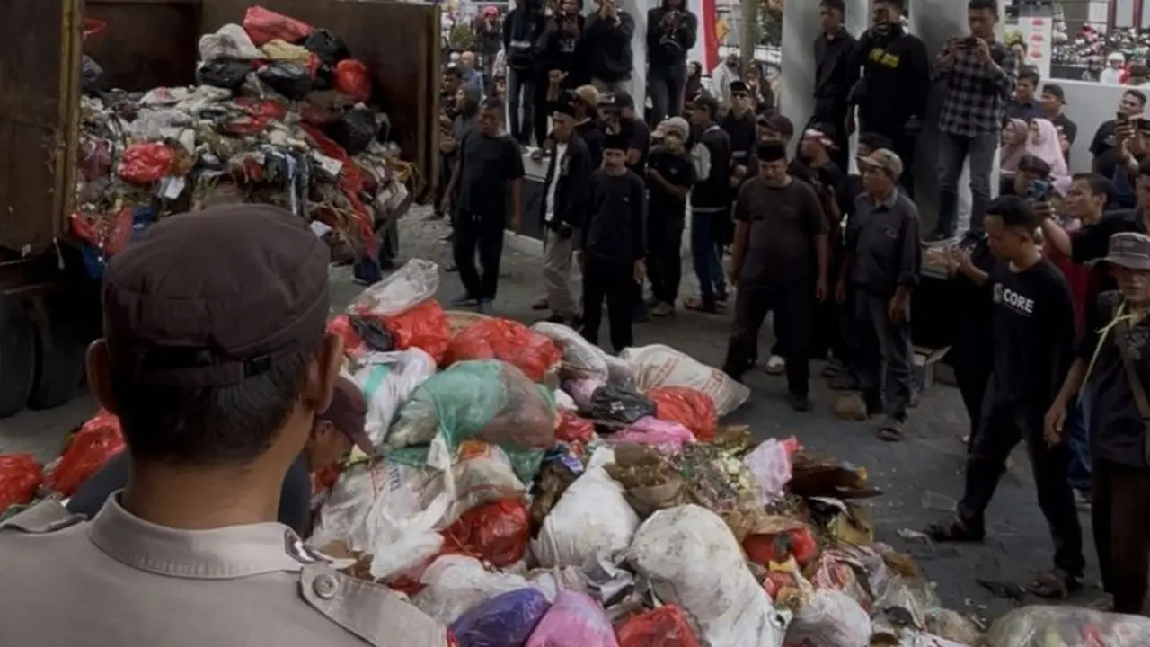 Warga Pandeglang buang satu truk sampah di kantor bupati/Antara