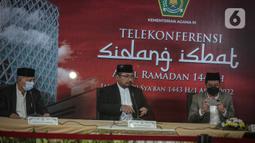 Menteri Agama Yaqut Cholil Qoumas (tengah) bersiap memberikan keterangan seusai sidang Isbat penentuan awal bulan Ramadhan di Kantor Kemenag Jakarta, Jumat (1/4/2022). Pemerintah menetapkan awal bulan Ramadhan 1443 H jatuh pada hari Minggu (3/4/2022). (Liputan6.com/Faizal Fanani)