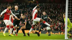 Pemain Arsenal, Danny Welbeck (tengah) mencetak gol untuk timnya ke gawang West Ham dalam lanjutan pertandingan Liga Inggris di Stadion Emirates, Minggu (22/4). Arsenal mampu unggul telak dengan skor 4-1. (AP/Alastair Grant)