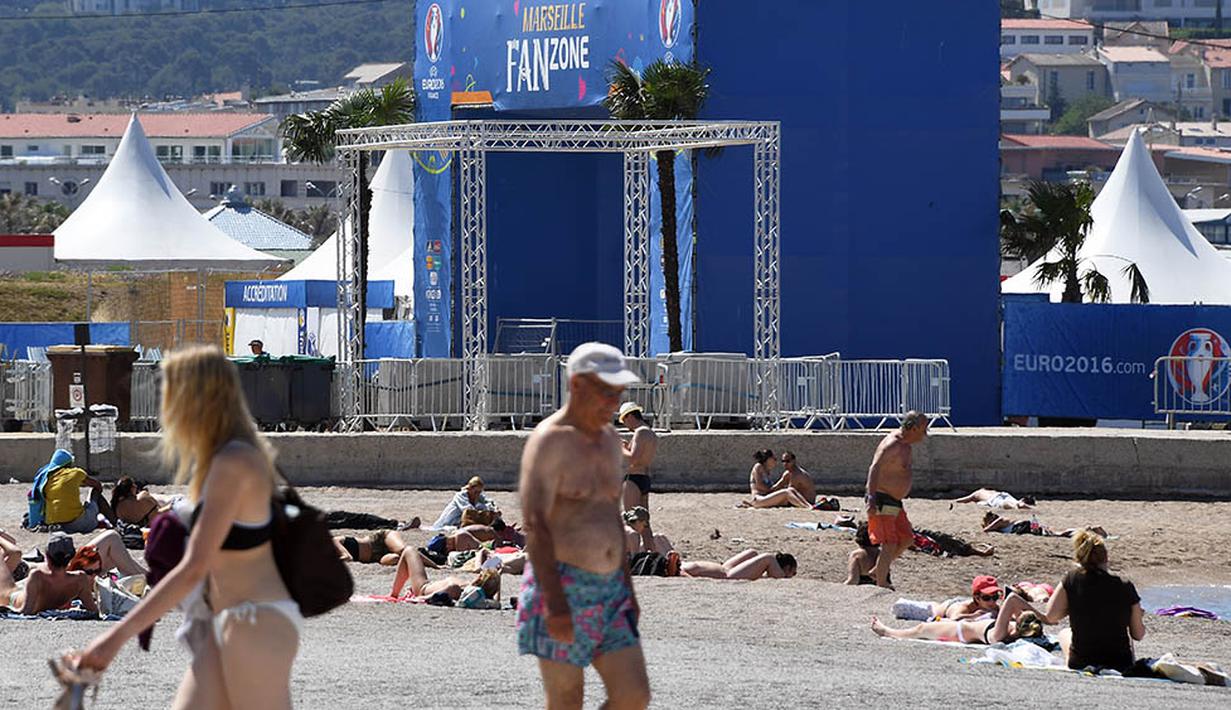 Marseille merupakan kota pesisir selatan Prancis yang memiliki garis pantai sehingga kerap dijadikan tempat untuk berjemur. (AFP/Anne-Christine Poujoulat)