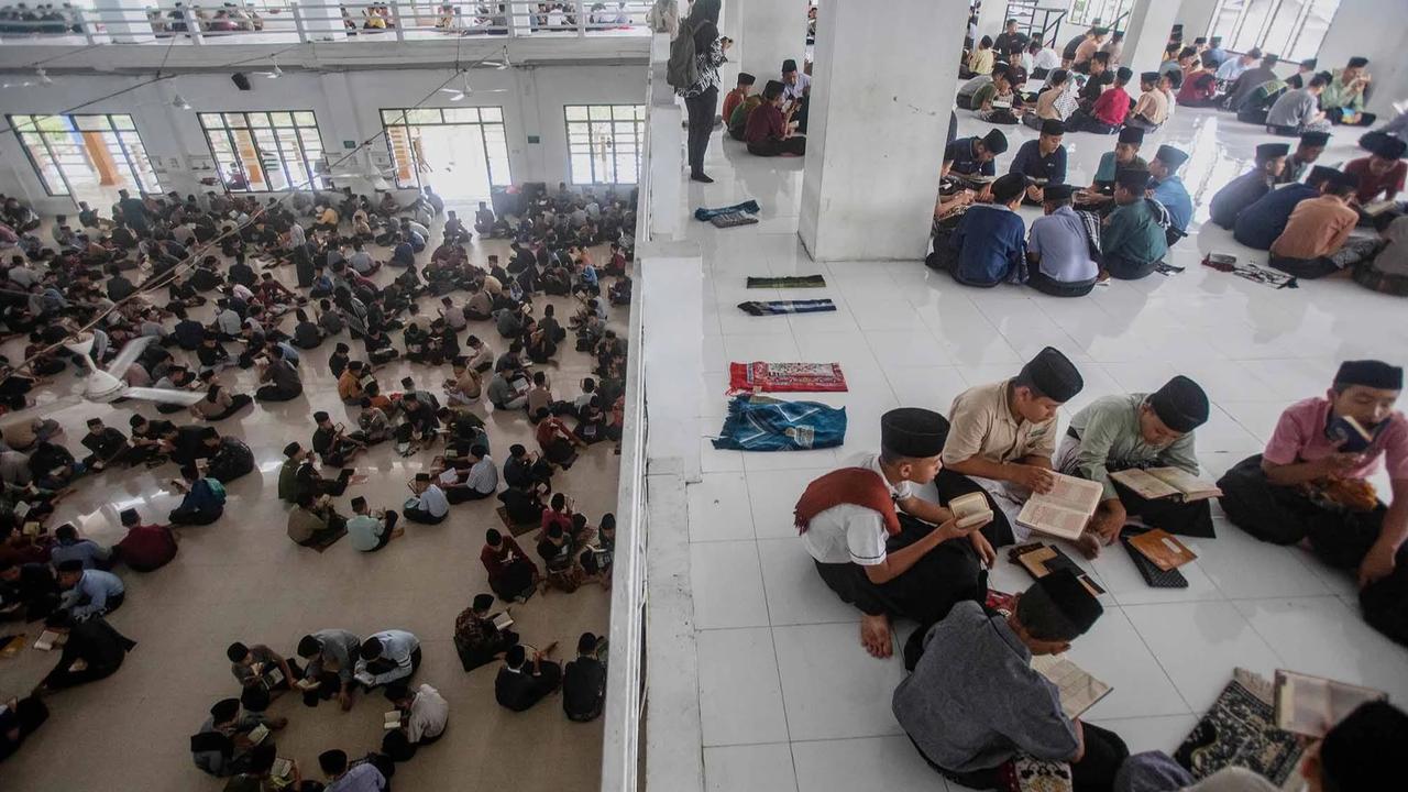 FOTO: Ribuan Santri Gelar Tadarus Lingkaran di Bulan Ramadan