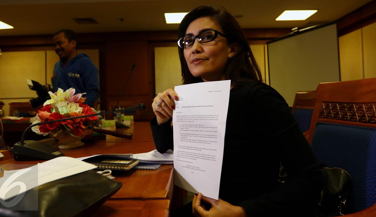 Ketua Pansus Pelindo Rieke II Dyah Pitaloka saat memimpin rapat di DPR RI, Jakarta, Senin (16/11/2015). Pansus Pelindo II kembali memanggil pihak yang berkaitan dengan pengadaan mobile crane. (Liputan6.com/Johan Tallo)