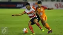 Penyerang PBFC, Rifal Laetori (kanan) berebut bola dengan Rizky Dwi F (Madura United) saat laga 8 besar PIala Presiden 2017 di Stadion Manahan Solo, Sabtu (25/2). PBFC unggul adu penalti 5-4 (0-0). (Liputan6.com/Helmi Fithriansyah)