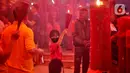 Seorang anak keturunan Tionghoa bersembahyang menyambut tahun baru imlek 2574 di Wihara Boen San Bio, Kota Tangerang, Banten, Sabtu (21/1/2023). Sembahyang malam pergantian tahun baru Imlek itu sebagai ungkapan syukur atas segala rezeki dan keselamatan dari Tuhan serta untuk pengharapan kehidupan lebih baik di tahun Kelinci Air mendatang. (Liputan6.com/Angga Yuniar)