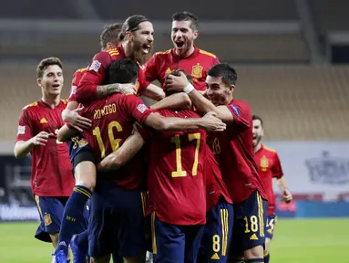 Para pemain Spanyol merayakan gol ke gawang Jerman pada laga UEFA Nations League di di Estadio Olimpico de Sevilla, Rabu (18/11/2020). Spanyol menang dengan skor 6-0. (AP/Miguel Morenatti)