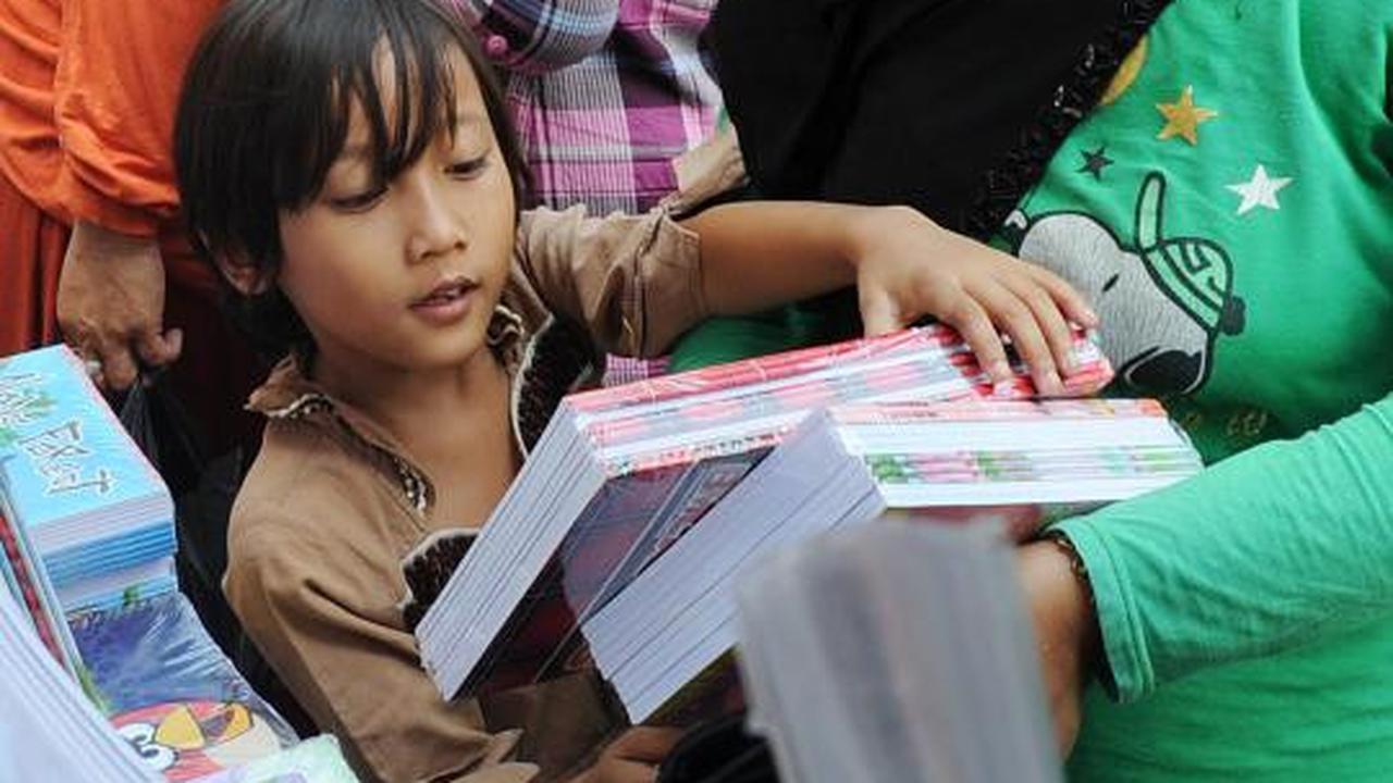 Berburu seragam sekolah di Pasar Jatinegara