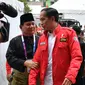 Presiden Joko Widodo atau Jokowi (kanan) dan Ketua Umum Pengurus Besar Ikatan Pencak Silat Indonesia (IPSI) Prabowo Subianto (kiri) berbincang saat akan menyaksikan pencak silat Asian Games 2018 di Jakarta, Rabu (29/8). (Liputan6.com/HO/Biro Pers Setpres)