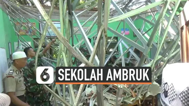 Bangunan kelas SD Negeri Gentong Pasuruan Jawa Timur tiba-tiba ambruk hari Selasa (05/11). Musibah ini menewaskan seorang guru dan murid.