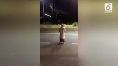 Meski banyak mobil yang melintas, pria yang tak diketahui identitasnya ini tetap menjalankan salatnya di tengah jalan raya. Aksinya ini membuat warganet bereaksi.