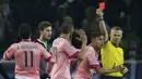 Pemain Juventus, Hernanes menerima kartu merah pada laga Liga Champions melawan Gladbach di Stadion Borussia Park, Jerman, Selasa (3/11/2015). Kedua tim bermain imbang 1-1. (Reuters/Ina Fassbender)