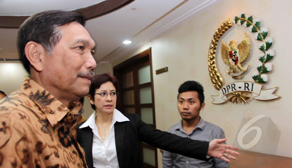 Politisi Partai Golkar, Nurul Arifin mengantar Luhut Binsar Pandjaitan menemui Ketua DPR RI Setya Novanto, Jakarta, Kamis (2/4/2015). Kedatangan Luhut untuk berkordinasi terkait pelaksanaan dan peringatan KAA ke-60 di Bandung. (Liputan6.com/Helmi Afandi)
