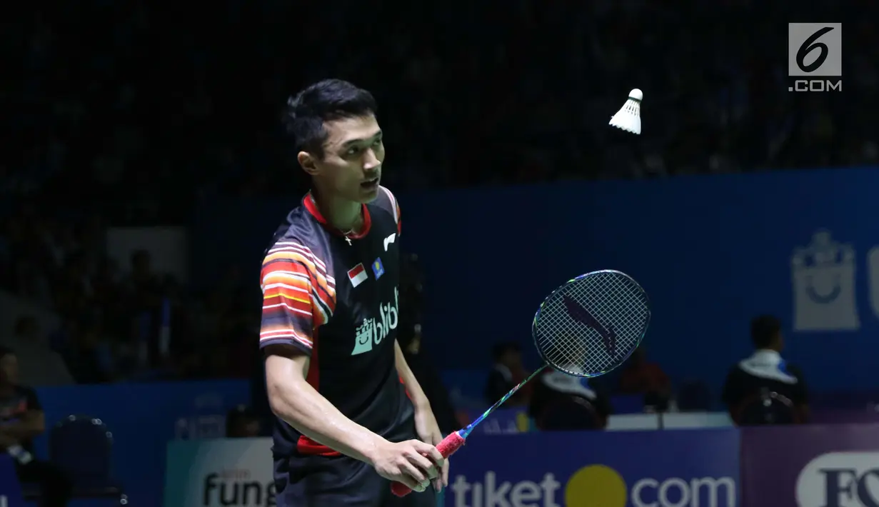 Pebulu tangkis tungal putra Indonesia, Jonatan Christie saat melawan Chou Tien Chen (Taiwan) di perempat final Indonesia Open 2019 di Istora Senayan, Jakarta, Jumat (19/7/2019). Jonatan Christie kalah 16-21, 21-18, 21-14. (Liputan6.com/Helmi Fitrhiansyah)