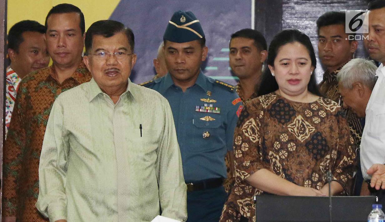 Wakil Presiden Jusuf Kalla didampingi Menko PMK Puan Maharani saat tiba untuk memimpin rakor persiapan Asean Games 2018 di Jakarta, Senin (19/2). Rakor tersebut membahas evaluasi empat poin penting. (Liputan6.com/Angga Yuniar)