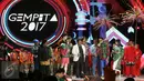 Plt Gubernur DKI Jakarta Soni Sumarsono bersama sejumlah pengisi acara memeriahkan konser pergantian tahun Gempita 2017 di Ancol, Jakarta, Minggu (1/1). Perayaan malam tahun baru di Ancol juga dimeriahkan pesta kembang api. (Liputan6.com/Angga Yuniar)