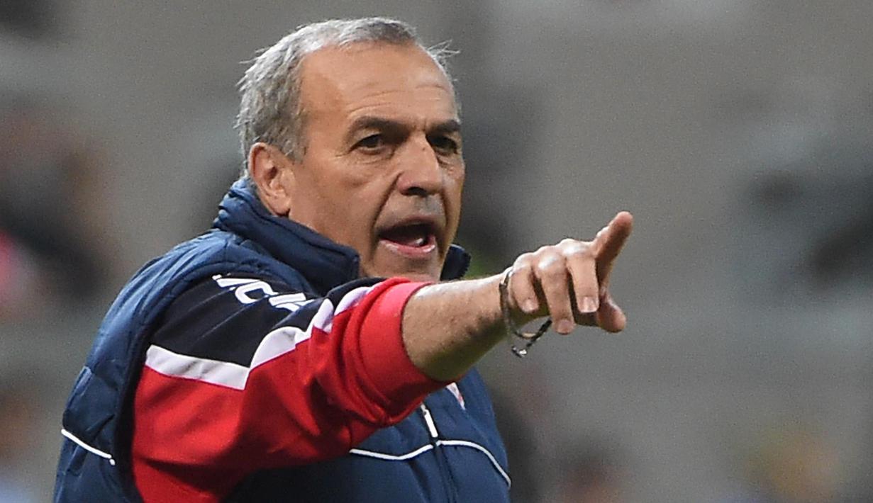 Pelatih Carpi FC, Fabrizio Castori memberikan instruksi kepada anak asuhnya saat melawan AC Milan pada lanjutan Serie A Italia di Stadion Giuseppe Meazza, Milan, Italy,Kamis (21/4/2016) atau Jumat dini hari WIB. (EPA/Daniel Dal Zennaro)