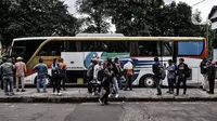 Suasana penumpang bus antarkota antarprovinsi (AKAP) saat tiba di Terminal Kampung Rambutan, Jakarta, Minggu (3/1/2021). Berdasarkan data Dishub Terminal Kampung Rambutan per tanggal 2 Januari 2021 jumlah penumpang bus yang tiba di Jakarta sebanyak 34.220 penumpang. (merdeka.com/Iqbal S. Nugroho)