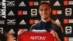 Ajax akhirnya melepas Antony ke Manchester United usai Setan Merah menawarkan biaya yang fantastis menjelang ditutupnya bursa transfer musim panas 2022. Penyerang 22 tahun tersebut diketahui diboyong ke Old Trafford dengan mahar 95 juta euro. Kehadirannya akan semakin mempertajam lini serang skuat asuhan Erig Ten Hag yang sudah diisi Marcus Rashford, Jadon Sancho, hingga Cristiano Ronaldo.  (Twitter/@ManUtd)