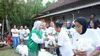 Relawan Asandra membagikan paket sembako ke warga Malang. (Istimewa)