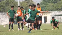 Timnas Indonesia U-18 menjalani latihan di Lapangan Jenggolo, Sidoarjo, Rabu (17/7/2019). (Bola.com/Zaidan Nazarul)