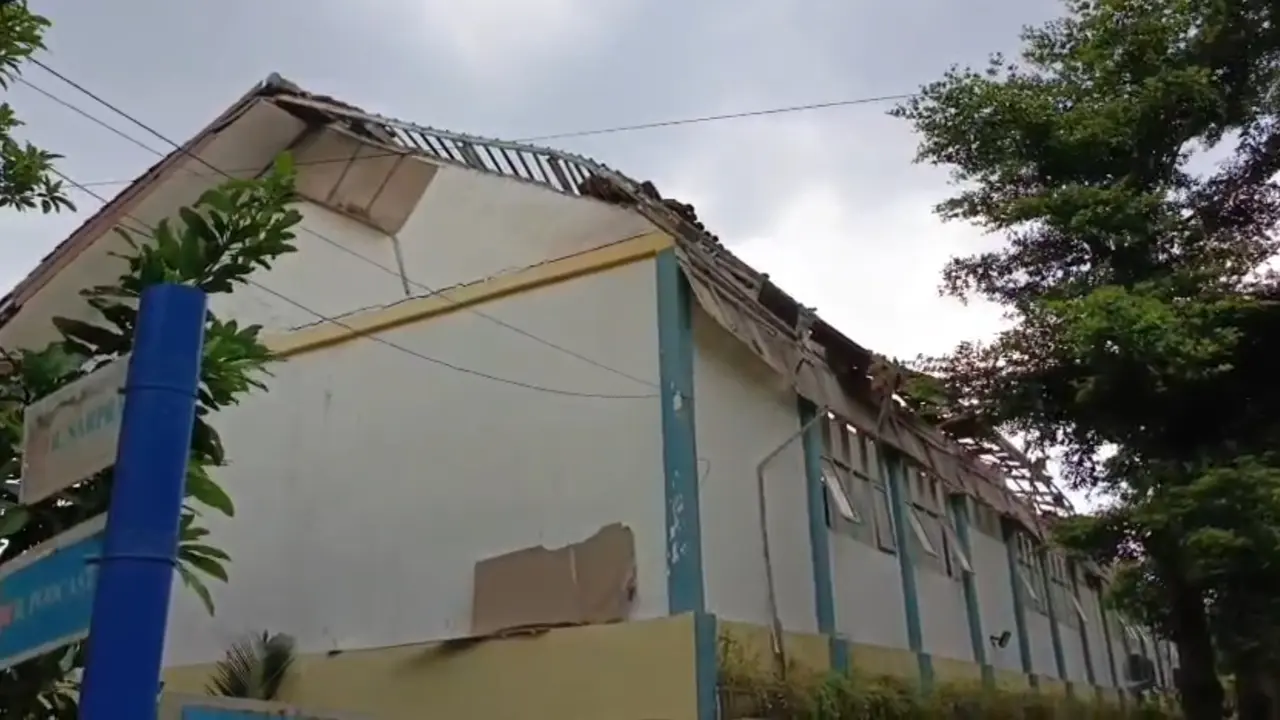 Atap SMKN 1 Cileungsi Ambruk