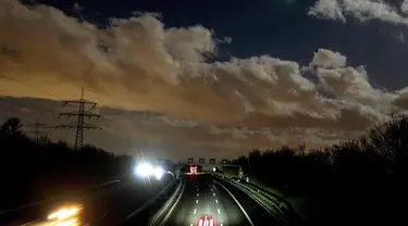 Awan melayang di atas jalan raya pada hari yang penuh badai di Frankfurt, Jerman, Kamis (17/2/2022). Sebagian besar wilayah Jerman dilanda badai besar pada hari Kamis (17/2). (AP Photo/Michael Probst)